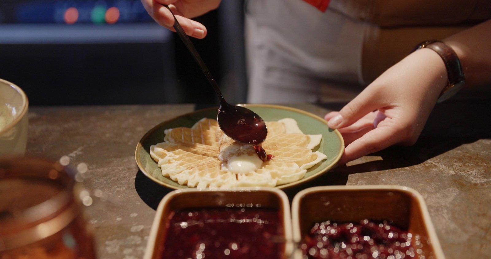 Servering av mat i restauranten i Trollavvoen